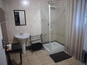 Harties Double bed Studio - Garden View Hartbeespoort dam